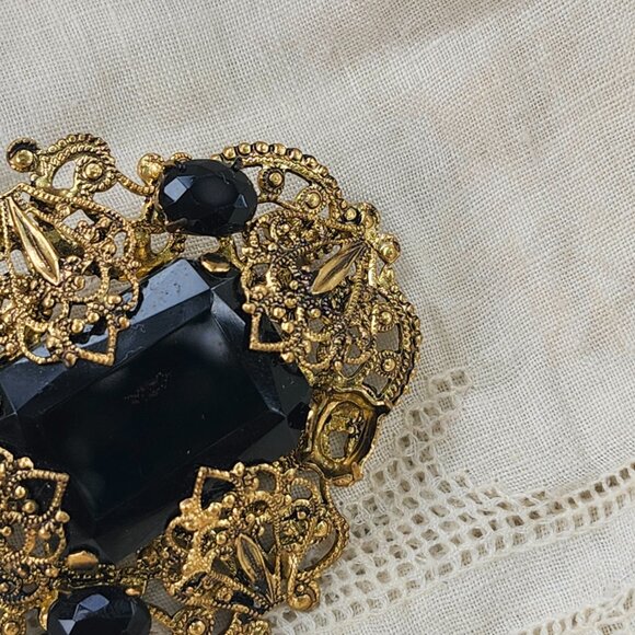 Vintage Edwardian Revival Brass Filigree Mourning Brooch with Black Glass Inlay - Picture 4 of 10